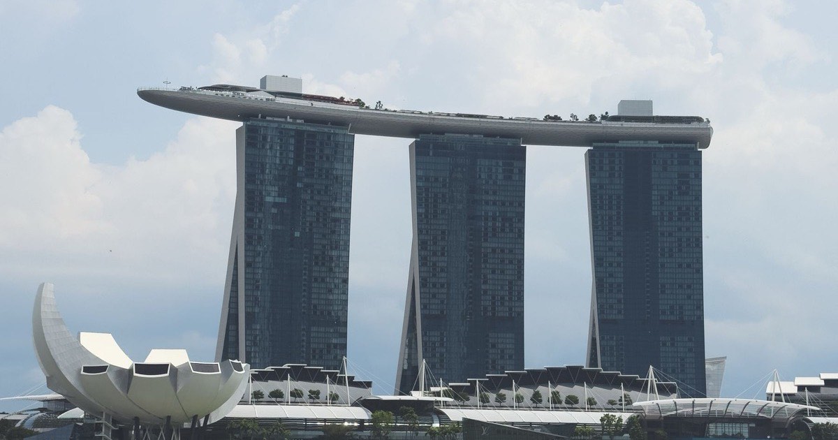 Отель Marina Bay Sands и Музей ArtScience в Сингапуре в ясный день