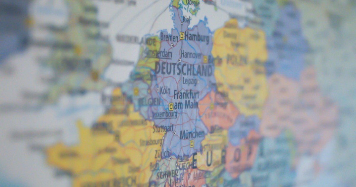 Крупный план бумажной карты Центральной Европы: Deutschland, Polen, Belgien, Niederlande, Schweiz и подпись Europa