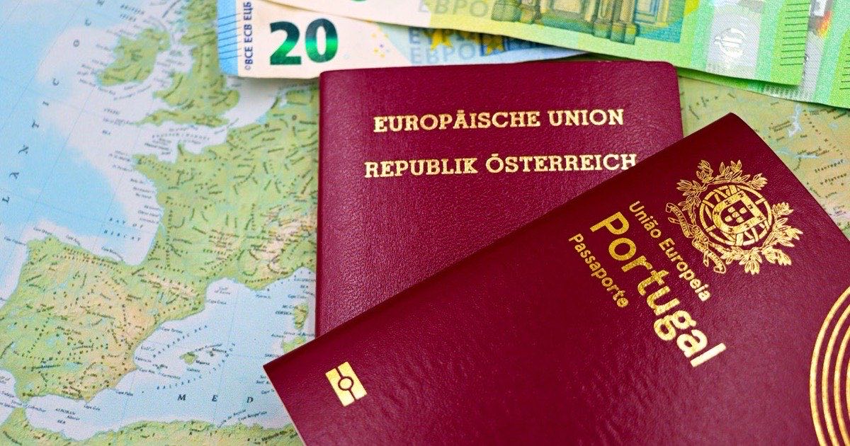 Паспорта Австрии и Португалии и банкнота в 20 евро на карте Европы