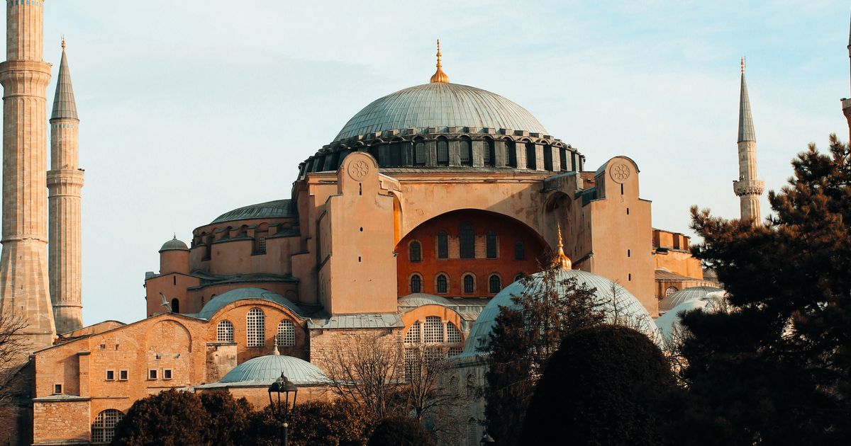 Купол и минареты Айя-Софии в Стамбуле в вечернем свете